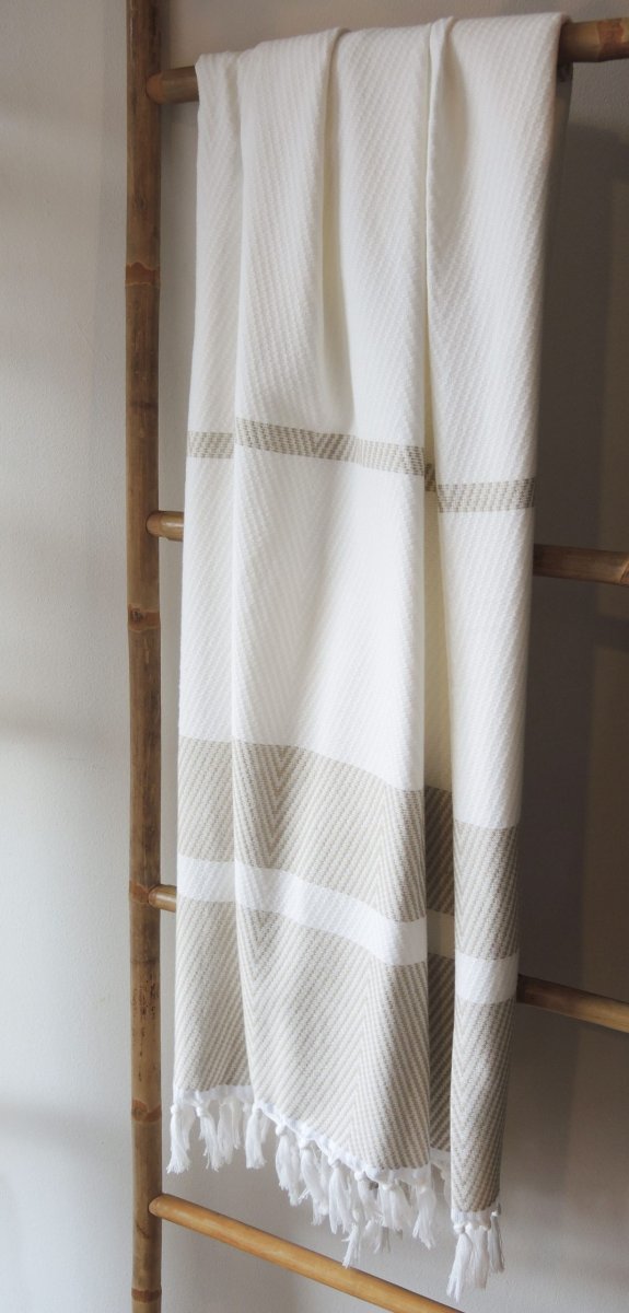 Superzachte hamamdoek, roomwit met beige strepen van Egeria - Afbeelding 5